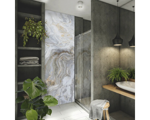 Kúpeľňa so sprchovacím kútom, umývadlom a stenovým panelom s mramorovým vzhľadom