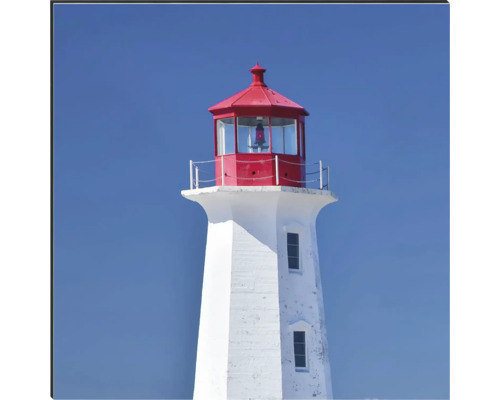Maják s červenou strechou na modrej oblohe