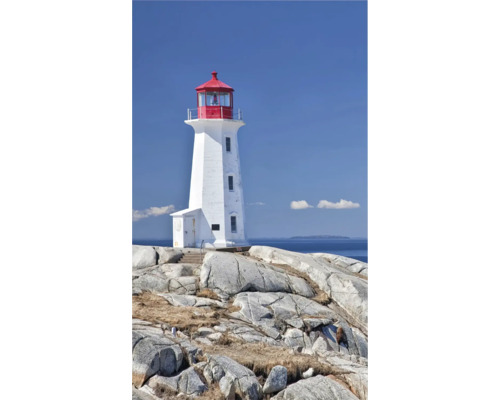 Biely maják s červeným vrchom stojí na skalnatom podklade pred modrou oblohou.