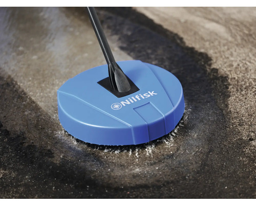 Čistič povrchov Nilfisk v prevádzke na terase