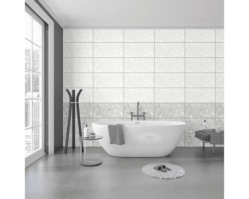 Kúpeľňa s vaňou, obkladanou stenou a dekoráciami