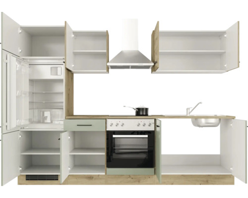 Vstavaná kuchyňa s chladničkou, varnou doskou, digestorom a drezom s otvorenými dvierkami skriniek.