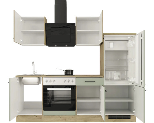 Kuchynská linka s drezom, sporákom, rúrou, digestorom a chladničkou s otvorenými dvierkami skriniek.