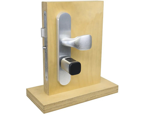 Kľučky na dvere so snímačom odtlačkov prstov namontované na drevenej doske