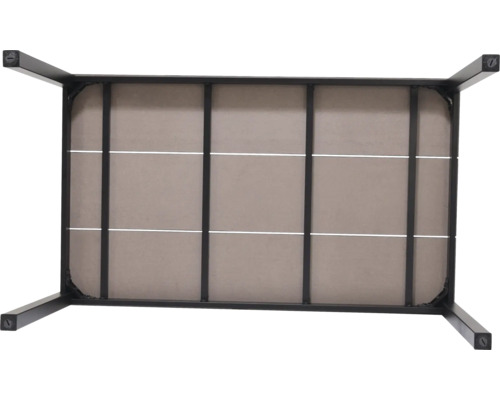 Pohľad zospodu na stôl s kovovým rámom a textilným poťahom