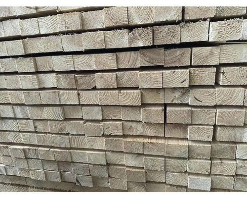 Hromada drevených lát pre stavebné projekty