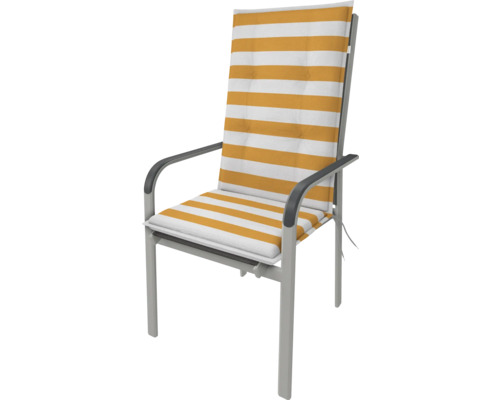 Záhradná stolička s pruhovaným poťahom pre väčšie pohodlie vonku