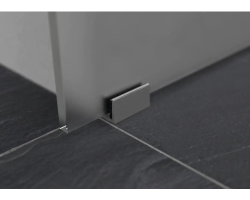 Detail sprchovacieho kúta so stabilizačným uholníkom