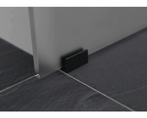 Detail čierneho dverného dorazu na dverách