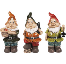 Traja keramickí záhradní trpaslíci, každý s iným príslušenstvom: košík, sekera a lampáš.