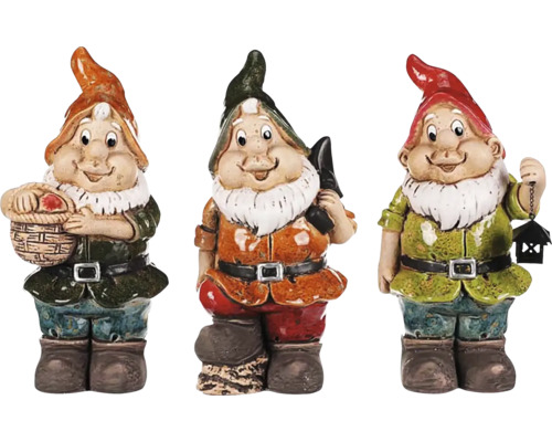Traja keramickí záhradní trpaslíci, každý s iným príslušenstvom: košík, sekera a lampáš.