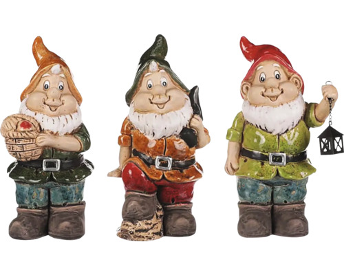 Traja záhradní trpaslíci s rôznymi doplnkami
