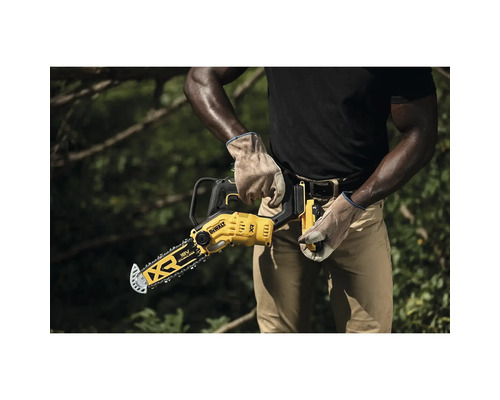 Osoba drží žltú akumulátorovú pílu DeWalt