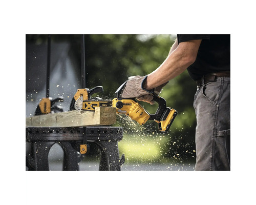 Osoba reže drevo akumulátorovou reťazovou pílou Dewalt