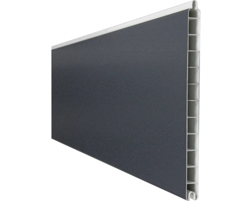 Tmavosivé plastové obklady fasády