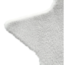 Detail hviezdicového svetlého koberca s mäkkou textúrou