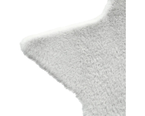 Detail hviezdicového svetlého koberca s mäkkou textúrou