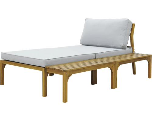 Drevené ležadlo so svetlosivými vankúšmi a odkladacím stolíkom