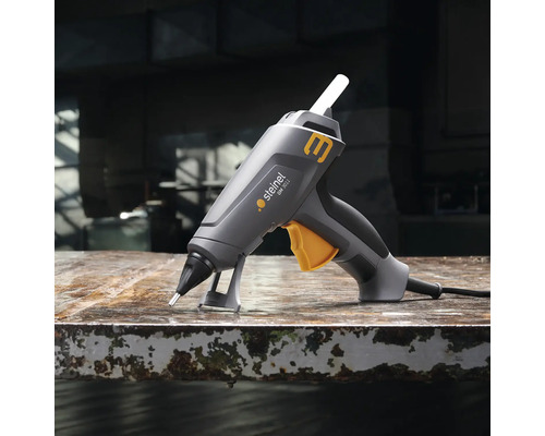 Tavná pištoľ na pracovnom stole