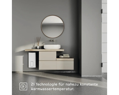 Moderná kúpeľňa s umývadlom, zrkadlom, umývadlovou skrinkou a ohrievačom vody