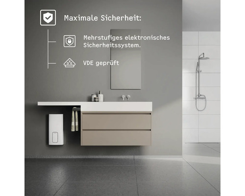 Kúpeľňa s umývadlovou skrinkou, zrkadlom, sprchou, ohrievačom vody a informáciami o bezpečnostných prvkoch