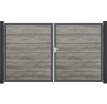 Dvojkrídlová brána s dreveným vzhľadom a kľučkou