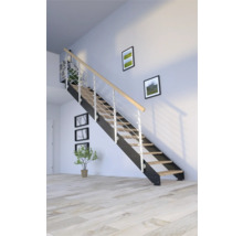 Schodisko s kovovým zábradlím a drevenými stupňami v modernom priestore