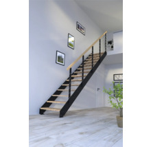 Schodisko s drevenými schodmi a zábradlím v obývacej izbe