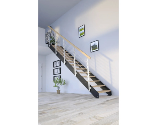 Schodisko s kovovými bočnicami, drevenými stupňami a zábradlím v interiéri