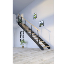 Schodisko s drevenými stupňami a kovovým zábradlím vo svetlej miestnosti