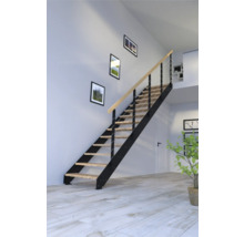 Interiér so schodiskom s drevenými stupňami a kovovým zábradlím