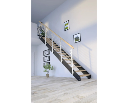 Schodisko s drevenými stupňami, kovovým rámom a zábradlím vo svetlej miestnosti