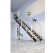 Schodisko s drevenými stupňami a kovovým zábradlím v obývacej izbe.