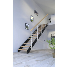 Schodisko s drevenými schodmi, kovovým zábradlím a dreveným držadlom v svetlej miestnosti