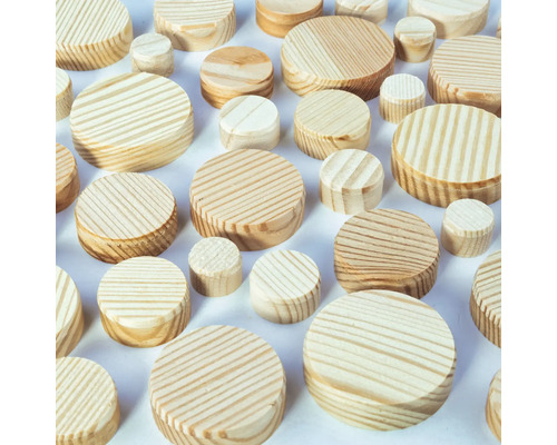 Rôzne okrúhle drevené kolíky v rôznych veľkostiach