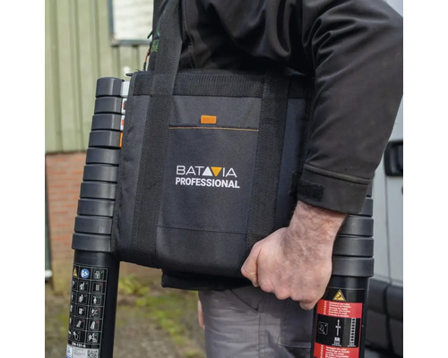 Osoba s teleskopickým rebríkom a prepravnou taškou značky Batavia