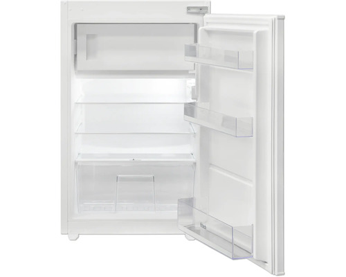 Biela chladnička s otvorenými dverami a vnútorným pohľadom