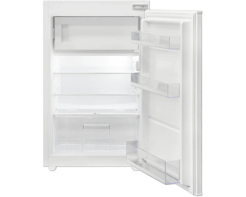 Otvorená chladnička s policami a dverovými priehradkami