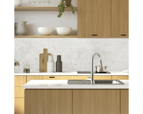 Kuchynská scéna s drevenými skrinkami, drezom a kuchynskými potrebami