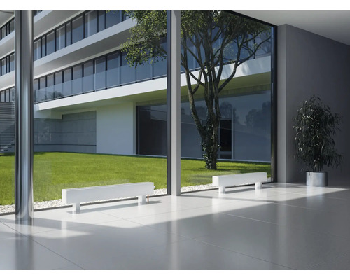 Svetlá miestnosť s podlahovým kúrením pred presklenou stenou s výhľadom na modernú budovu a záhradu.