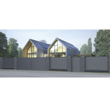 Moderný dom s šedým plotom a bránou