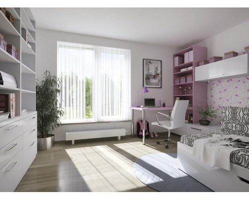 Svetlá študentská izba s posteľou, stolom, stoličkou a regálmi