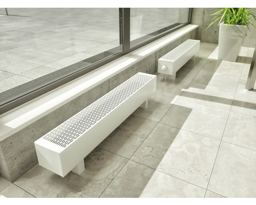 Scéna s dvoma bielymi radiátormi pred oknom