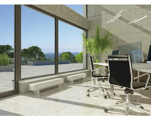 Kancelársky priestor s veľkými oknami, stolmi a kancelárskymi stoličkami