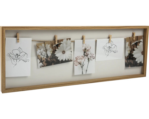 Fotorámik s dreveným rámom a fotografiami pripevnenými na šnúrke pomocou štipcov na bielizeň