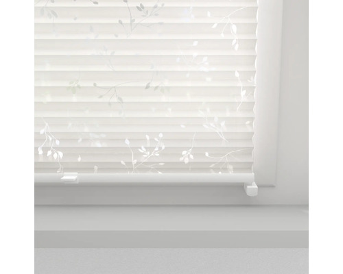 Plisé roleta s listovým vzorom na okne