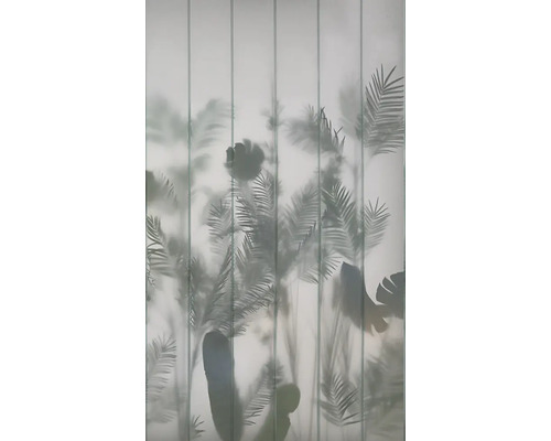 Stena zo sklenených tvárnic s rastlinným vzorom