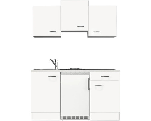 Kuchynská linka s drezom, varnou doskou, chladničkou a závesnými skrinkami.