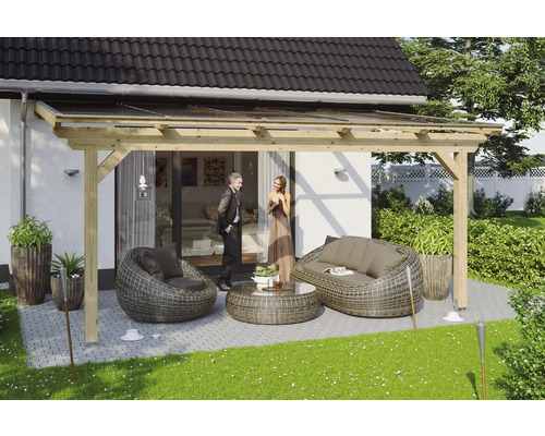 Zastrešenie terasy SKAN HOLZ Ancona 541 x 250 cm, neošetrené laminované drevo Zastrešená terasa so záhradným nábytkom a pár konverzujúcich ľudí
