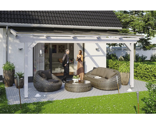 Zastrešenie terasy SKAN HOLZ Ancona 541 x 250 cm, biele vopred ošetrené laminované drevo Terasa s dreveným zastrešením, záhradným nábytkom a rastlinami